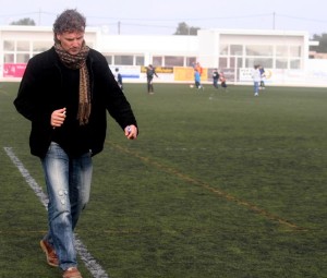 Luis Elcacho, entrenador del Formentera, el pasado domingo en el descanso del partido con el Alcúdia