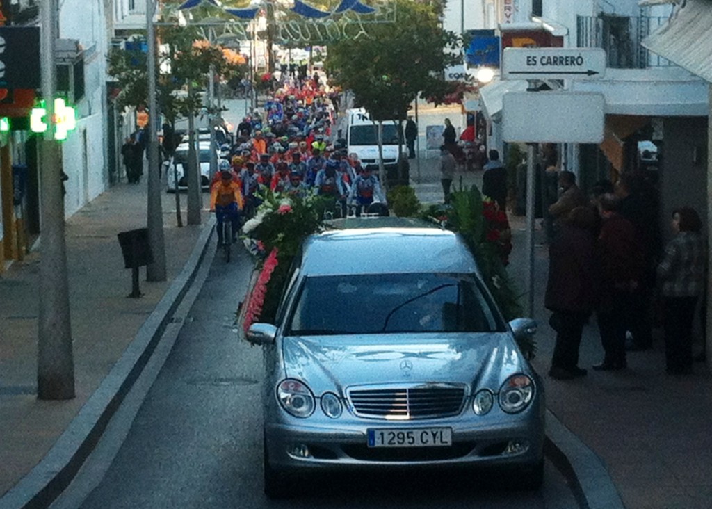 El coche fúnebre sube por la calle Ample acompañado de los ciclistas. Foto: D.V.