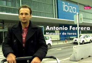 Antonio Ferrera a su llegada al aeropuerto de Ibiza. Foto: Canal + Toros