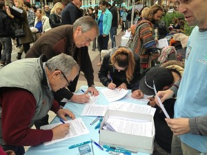 Vicent Serra i els consellers omplint les al·legacions. Foto: CIE.