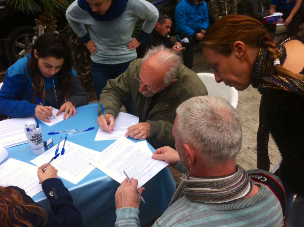 Un momento de la firma masiva de alegaciones en Vara de Rey. Foto: D.V.