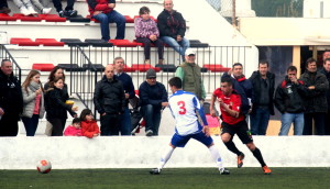 Autopase de Carlos López en banda derecha en el partido ante el Alcúdia