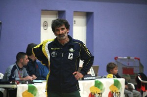 Toni Gino, entrenador del Ushuaïa Ibiza Vóley, durante el partido frente al CAI Teruel. Foto: C. V.