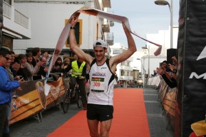 Josep Torres se proclamó campeón de la II Cursa Popular Festes de Sant Antoni. Fotos: C. V.