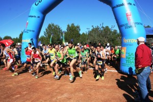 Un total de 55 atletas tomaron la salida en el Cross Popular de Santa Eulària. Fotos: C. V.