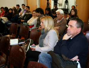 Vecinos y comerciantes del puerto y alumnos de Blancadona han seguido la sesión en la sala de plenos