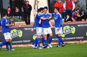 Los jugadores del San Rafael celebran el segundo gol conseguido por Guti. Fotos: Fútbol Balear