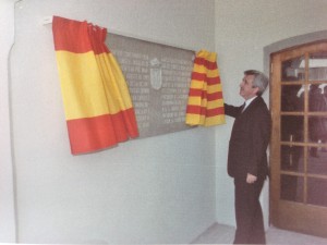 Imatge de la inauguració de la seu del Consell Insular d'Eivissa i Formentera, l'any 1985, a càrrec del president del Govern Balear Gabriel Cañellas, en què es va utilitzar la quatribarrada com a element decoratiu en ser el símbol històric distintiu. Foto: Arxiu del Consell d'Eivissa