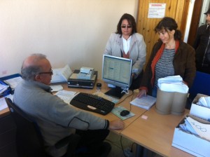 Sandra Benbeniste y Ángeles Nogales entregan la cajas de las alegaciones ante el funcionario del registro. Foto: D.V.