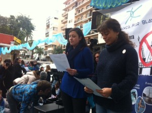 Mari Àngels Marí y Sandra Benbeniste durante la lectura del manifiesto.