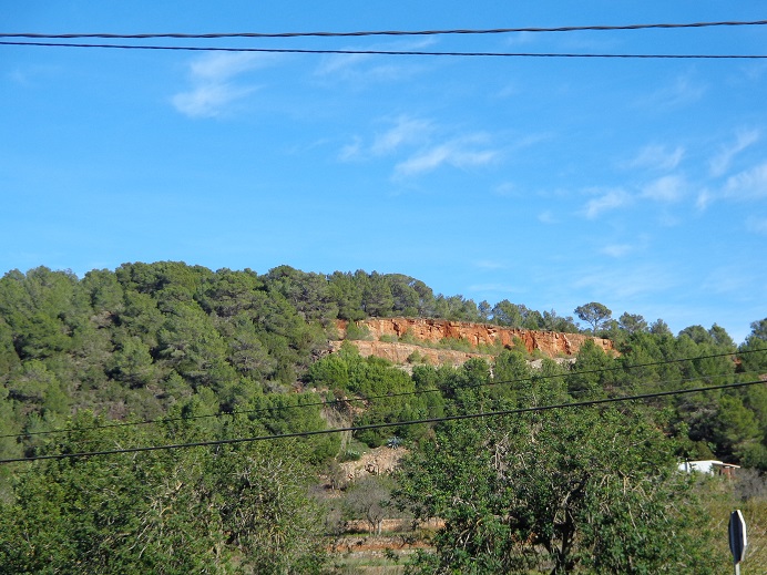 Vista del puig de s'Argentera amb la pedrera. L'ampliació s'efectuaria a la part esquerra de la imatge.