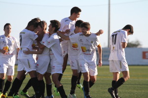 Jugadores de la Peña juvenil celebran un gol en un partido de Liga. Foto: Fútbol Pitiuso