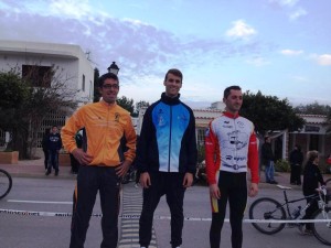 Óscar Santos, en el centro, escoltado por Jesús Sánchez y José Luis Roselló. Foto: GE Es Vedrà