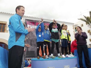 Los primeros clasificados en la Mini Pujada masculina recogen sus trofeos.