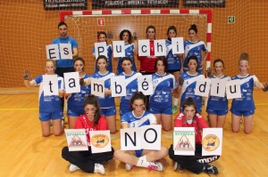 Las jugadoras del HC Puig d'en Valls de División de Honor B se suman al rechazo popular a las prospecciones petrolíferas