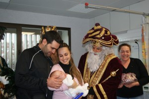 El Rey Melchor saluda a un pequeño y a sus padres en Pediatría de Can Misses. Foto: Área de Salud de Eivissa y Formentera.