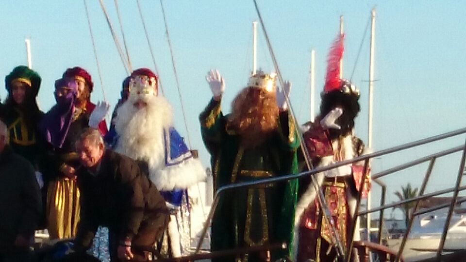 Els Reis Mags saluden a la seva arribada al port de la Savina. Foto: Paco Peris.