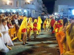 Desfilada de ballarines a la cavalcada de Santa Eulària. Foto: V.R.