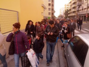 Padres y alumnos abandonan la protesta para acudir a clase al viejo centro