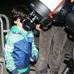 Un niño mira por uno de los telescopios de la Agrupación Astronómica de Eivissa (AAE)