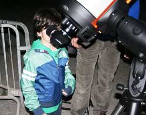 Un niño mira por uno de los telescopios de la Agrupación Astronómica de Eivissa (AAE)