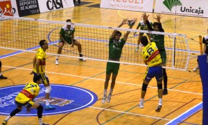 Nicolás Ronchi remata un balón durante una acción del partido entre el Unicaja y el Ushuaïa. Foto: RFEVB