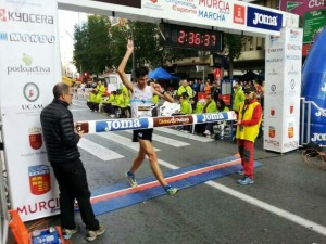 Marc Tur cruza la línea de meta como campeón de España de los 35 kilómetros marcha. Foto: RFEA