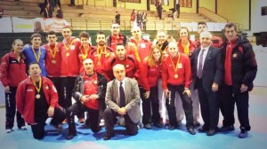 Los integrantes de la selección balear de karate en la fase previa con sus respectivas medallas.