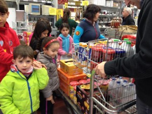 Els mateixos alumnes s'han encarregat de comprar els béns que han donat a la Llar Mare de Deú del Remei de Santa Eulària.