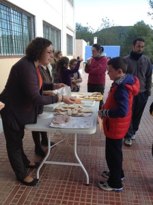 Professorat, pares i estudiants van ajudar a fer d'aquesta diada solidària un èxit. 