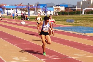 Sara Vivares (Pitiús) se colgó la medalla de oro en los 400 metros femeninos. Fotos: C. V.