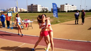 Beatriz Antolín y Alejandra Ruiz se abrazan con Noelia Pérez, tercera, como testigo, en los 1.500 metros femeninos.