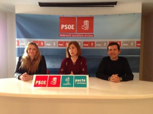 Lurdes Costa, al centre, amb Carmen Boned i Marc Costa a la roda de premsa on han fet pública aquesta sol·licitud. 