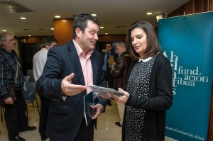 El Bahía Sant Agustí ha aprovechado el acto para hacer entrega a Carmen Matutes de una placa como agradecimiento al patrocinio de la Fundación.