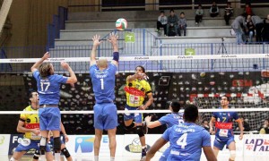 Edmon Solanas remata un balón ante la atenta mirada de Fidalgo en un momento del partido ante L'Illa Grau.