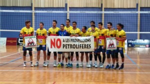 Los jugadores del Ushuaïa muestran su apoyo a la campaña antipetrolífera.