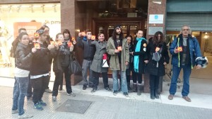 Esta tarde se convocó una cacerolada enfrente de la sede del PP pero sólo asistió un pequeño grupo.