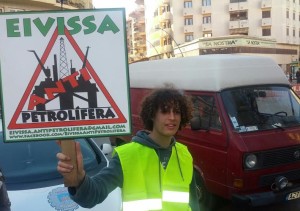 Imagen de un integrante de Eivissa Antipetrolífera en la manifestación antiprospecciones de febrero de 2014. 