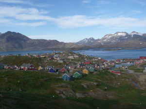 En la imagen, Tasiilaq, el pueblo groenlandés de dos mil habitantes donde una cerveza sale por 9,07 euros. Desconocemos si tienen 'beach clubs' cuyas tarifas hagan aumentar este precio, pero el entorno parece indicar que no.  Foto: Ezioman (Wikipedia)