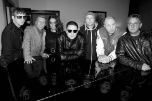 Una imagen de The Happy Mondays acompañados por la cantante Rowetta Satchell. Foto: happymondaysonline.com