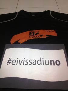 Una de las camisetas de calentamiento del HC #EivissadiuNo con su nuevo patrocinador. 