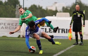 Carlos Vega hace falta a un jugador del Atlético Rafal en el partido de esta tarde. Fotos: Francisco Natera