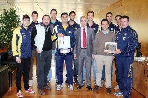 Vicent Serra y Rafa Triguero posan junto a los integrantes del Ushuaïa Ibiza Voley.