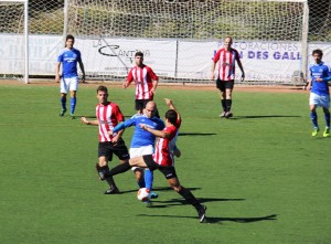 De Pablos intenta irse de un jugador del Mercadal durante el partido disputado en Sant Rafel.