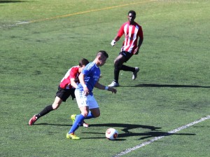 Adrián Ramos no tuvo fortuna de cara al gol y falló una clara ocasión en el minuto 83.