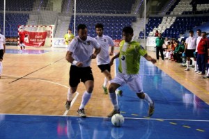 Ernesto Espinosa intenta arrebatar el balón a Lemine en el partido entre la Selección balear y el Hospital de Llevant. Foto: Manacor FS