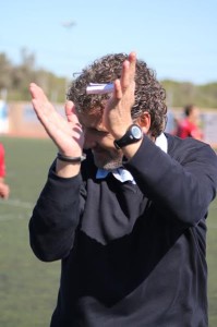 Elcacho aplaude al público y al equipo tras el partido ante el Mallorca B. Foto: Guillem Romaní