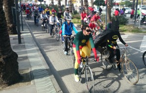 Batman y Robin encabezan un grupo de ciclistas en la XIII Marcha Cicloturista Popular des Porquet. Fotos: C. V.