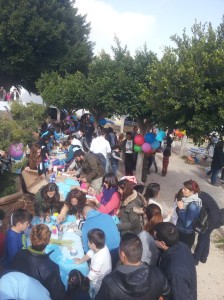 Dos centenares de padres y niños han abarrotado la plaza anexa a la iglesia de Santa Gertrudis.  Foto: Ben Clark