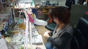 Maria Rita, en su puesto de trabajo en el taller, donde se encarga principalmente de enhebrar los collares.